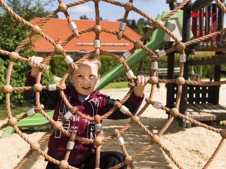 Kind in een speeltuin op vakantiepark Landal Salztal Paradies