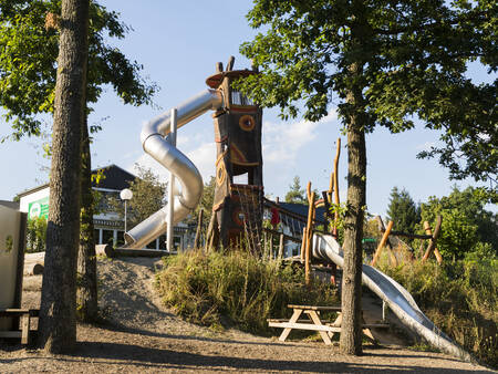 Grote speeltuin met glijbanen en klimtoestel op vakantiepark Landal Sonnenberg
