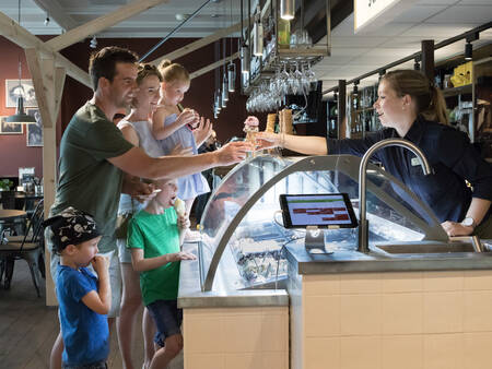 Koop een ijsje in de brasserie op vakantiepark Landal Twenhaarsveld