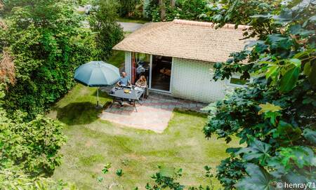 Stel in de tuin van een chalet op vakantiepark Landgoed Ruwinkel