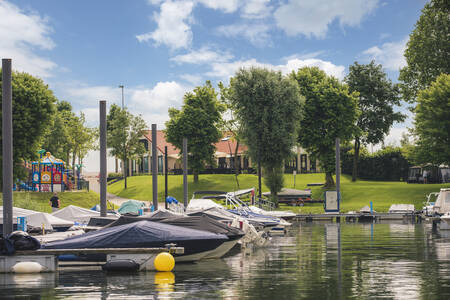 Boten in een van de 3 jachthavens van MarinaPark Bad Nederrijn