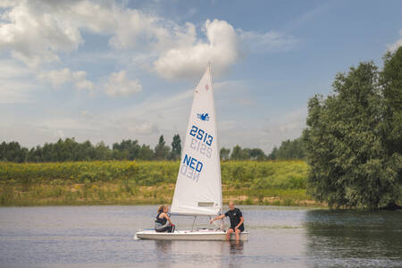 2 mensen aan het zeilen op de recreatieplas naast MarinaPark Bad Nederrijn