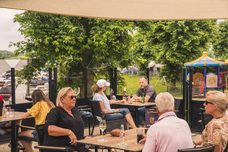 Mensen op het terras van Brasserie De Loswal op MarinaPark Bad Nederrijn