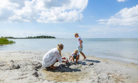 Kinderen spelen op het strand aan het IJsselmeer bij MarinaPark Beach Resort Soal