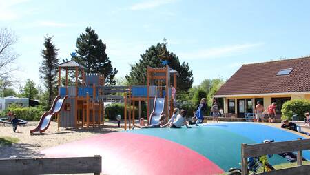 Kinderen spelen in een speeltuin met airtrampoline op vakantiepark Molecaten Park Wijde Blick