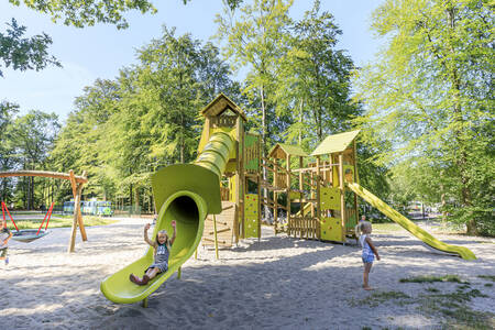 Kinderen spelen in de grote speeltuin op vakantiepark RCN de Roggeberg