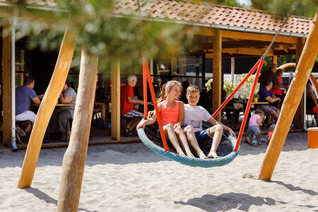 Kinderen in de speeltuin bij Brasserie La Forêt op vakantiepark RCN het Grote Bos