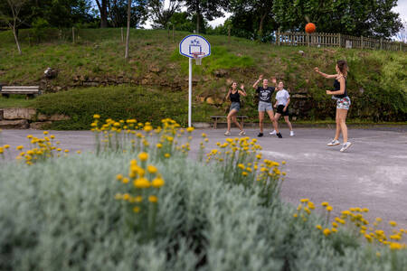 Kinderen aan het basketballen op vakantiepark RCN Val de Cantobre