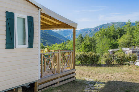 Een chalet met veranda op vakantiepark RCN Val de Cantobre