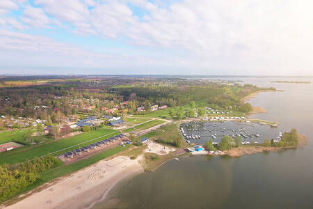 Luchtfoto van vakantiepark RCN Zeewolde en de jachthaven aan het Veluwemeer