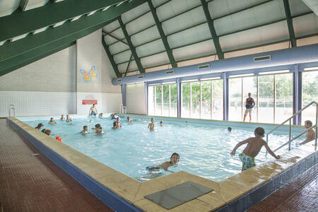 Mensen aan het zwemmen in het binnenbad van vakantiepark RCN Zeewolde