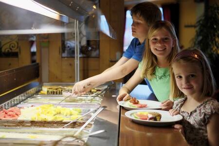 3 kinderen pakket eten in het buffetrestaurant op Roompot Ferienresort Cochem