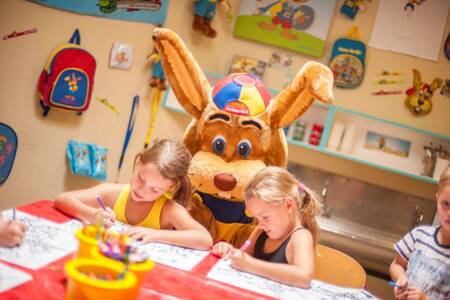 Kinderen en Koos konijn aan het kleuren bij de kids club op Roompot Ferienresort Cochem