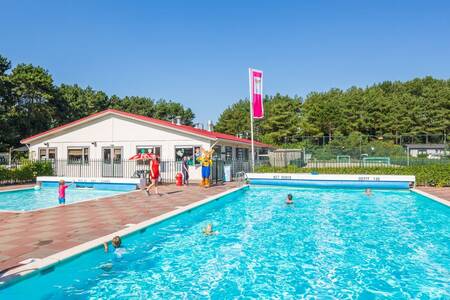 Mensen zwemmen in het buitenbad van vakantiepark Roompot Kustpark Egmond aan Zee
