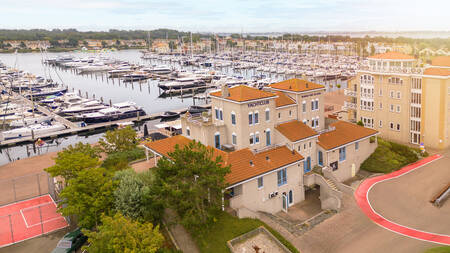 Luchtfoto van de appartementen gebouwen en haven op Summio Marina Port Zélande