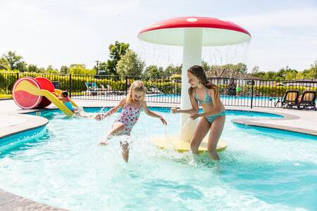 Twee kinderen spelen in het buiten peuterbad van vakantiepark Topparken Parc de IJsselhoeve
